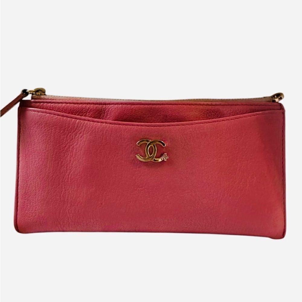 Chanel Pink Clutch with Iconic Logo and Minimalist Design - Picture 5 of 16